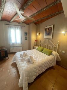 Un dormitorio con una gran cama blanca con techo. en El Fontanar de Peñarrubia, en Peñarrubia