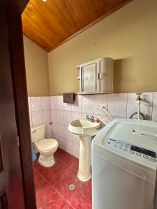 un piccolo bagno con un water e un lavandino di Suite en tabacundo a Tabacundo