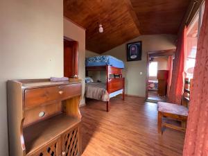 una camera con letto e cassettiera di Suite en tabacundo a Tabacundo