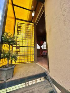 un ingresso a un edificio con cancello giallo di Suite en tabacundo a Tabacundo