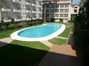 an empty swimming pool in the middle of a building at Playamar in Alcossebre