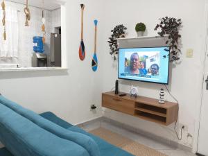 サン・ビセンテにあるApartamento Horizonte Azulの壁にテレビが取り付けられたリビングルーム