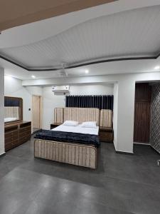 Postel nebo postele na pokoji v ubytování Family Guest House Islamabad