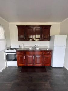 Spanish LookoutBlue House Bungalow的一个带水槽和冰箱的空厨房