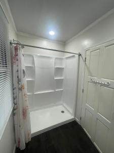 Spanish LookoutBlue House Bungalow的衣柜里有白色的架子和门