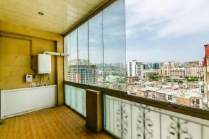een balkon met uitzicht op een stad bij SEA ViEW HOTELAPARTMENT MCDONALD'S in Baku