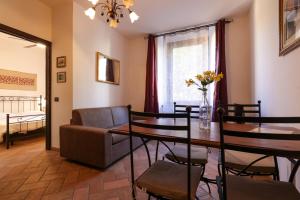 a living room with a table and a couch at Casa Vacanze Ponte del Duomo in Viterbo