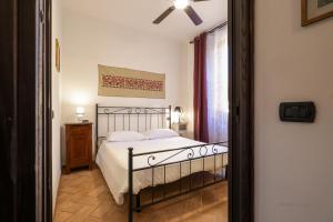 a bedroom with a bed and a ceiling fan at Casa Vacanze Ponte del Duomo in Viterbo