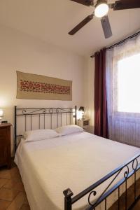 Un dormitorio con una cama grande con ventilador de techo. en Ponte del duomo, en Viterbo