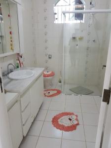 a bathroom with a shower and a sink and a toilet at Casa de praia em Peruibe com muito verde! in Peruíbe