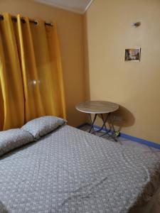 une chambre avec un lit et une table dedans dans l'établissement Maso's Dwelling, à Goodwill