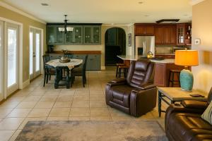 een keuken en woonkamer met een bank en een tafel bij Lakefront Luxury: Dock Fire Pit Game Room More in Lake Murray Shores