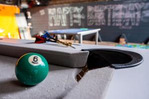 un tavolo da ping pong con una pallina verde sopra di Dome One with Hot Tub, Lincoln, Projector, Firepit a Lincoln