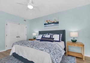 Postel nebo postele na pokoji v ubytování Lil Nauti - Beachfront Condo + 45 fotografií