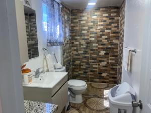 Ένα μπάνιο στο FredyGreenhouse