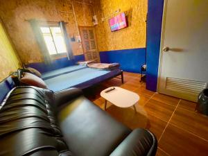 una sala de estar con un sofá y una mesa en Lamai home 4, en Ko Yao Noi
