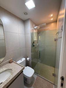 a bathroom with a shower and a toilet and a sink at Flat em Tamandaré, Próximo ao mar in Tamandaré