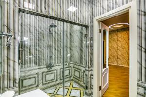 een badkamer met een douche en een muurschildering bij SEA ViEW HOTELAPARTMENT MCDONALD'S in Baku +225 foto's