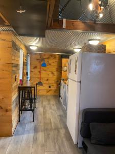 Una cocina con refrigerador y una mesa en una habitación. en Cozy little Cabin, en Van Buren