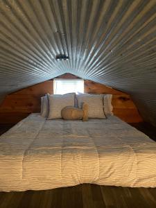 Un dormitorio con una cama grande con techo. en Cozy little Cabin, en Van Buren