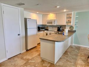 Køkken eller tekøkken på Beachfront Condo, Direct Access to Sugar Sand Beach, Heated Pool and Balcony Views + 26 billeder