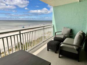 クリアウォーター・ビーチにあるBeachfront Condo, Direct Access to Sugar Sand Beach, Heated Pool and Balcony Viewsのビーチの景色を望むバルコニー(椅子2脚付)