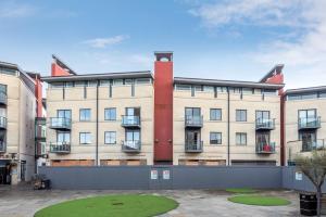 an apartment building with a courtyard at Elegant Oxford Flat - Central Spacious Comfortable in Oxford