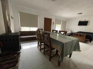 Una sala de estar con una mesa y sillas y un sofá. en Casa de descanso, en Casa Grande