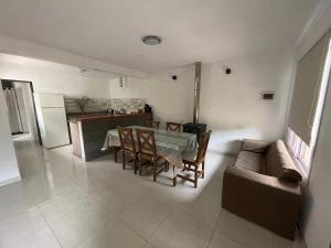 Una cocina y una sala de estar con mesa y sillas. en Casa de descanso, en Casa Grande