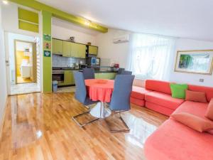 sala de estar con sofá rojo y mesa roja en One-Bedroom Apartment With Lake View, en Bara