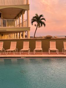 Swimmingpoolen hos eller tæt på Beachfront Condo, Direct Access to Sugar Sand Beach, Heated Pool and Balcony Views