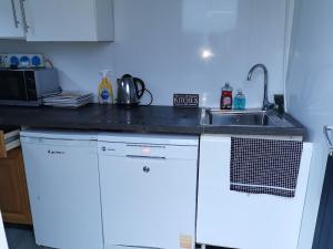 Kuchyň nebo kuchyňský kout v ubytování Lincoln Star Dome, Hot tub, BBQ