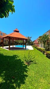 a gazebo in the middle of a green lawn at Casa Morroken Ixtapa con Alberca in Ixtapa