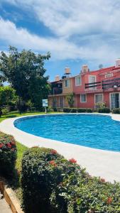 a large swimming pool in front of a building at Casa Morroken Ixtapa con Alberca in Ixtapa