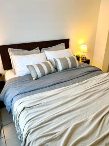 a large bed with two pillows on top of it at Departamento Urban Stay Los Ángeles in Los Ángeles