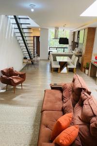 un salon avec un canapé et une table dans l'établissement Lourenço House, à Barueri