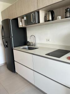 Η κουζίνα ή μικρή κουζίνα στο Porto Horizonte Aparta Suite en Santa Marta, Sector Bello Horizonte Pozos Colorados