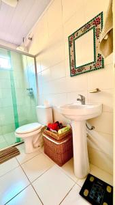 a bathroom with a toilet and a sink at Lindo Chalé No Campo no Catarina Home Club em mairinque in Mairinque