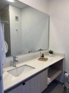 Ένα μπάνιο στο Porto Horizonte Aparta Suite en Santa Marta, Sector Bello Horizonte Pozos Colorados