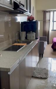 Dapur atau dapur kecil di Jojies Crib Horizons101 two studio combined