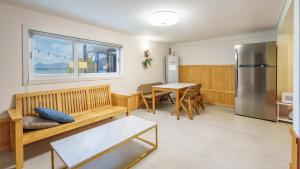 Η κουζίνα ή μικρή κουζίνα στο Namhae Mohito Pension