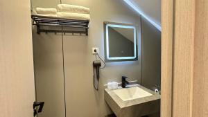 a bathroom with a sink and a mirror at Kimmiy in Beograd