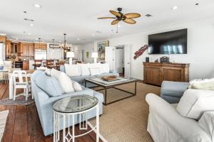 un salon avec un canapé et une table dans l'établissement 4 BR GULF Front Condo, Bikes, & Community Pool, à Seagrove Beach
