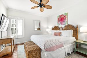 une chambre avec un lit et un ventilateur de plafond dans l'établissement 4 BR GULF Front Condo, Bikes, & Community Pool, à Seagrove Beach 40 autres photos