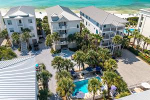 une vue aérienne d'un complexe avec piscine et palmiers dans l'établissement 4 BR GULF Front Condo, Bikes, & Community Pool, à Seagrove Beach