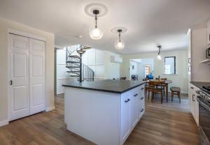 Η κουζίνα ή μικρή κουζίνα στο Orchard Haven Combo home