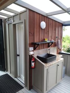 ラッセルにあるThe Tawnys Gatehouseのシンクとカウンタートップのあるキッチン +25枚の写真