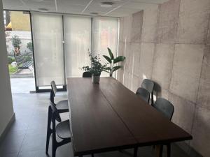 a conference room with a wooden table and chairs at Nuñoa a un paso de todo lo que necesitas in Santiago