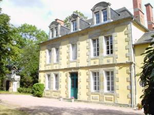 una vecchia casa gialla con una porta blu di Maison de maître XIXe avec piscine, étang à proximité et équipements modernes - FR-1-489-505 a Gipcy
