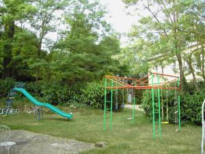 un parco giochi con uno scivolo e un'altalena di Maison de maître XIXe avec piscine, étang à proximité et équipements modernes - FR-1-489-505 a Gipcy